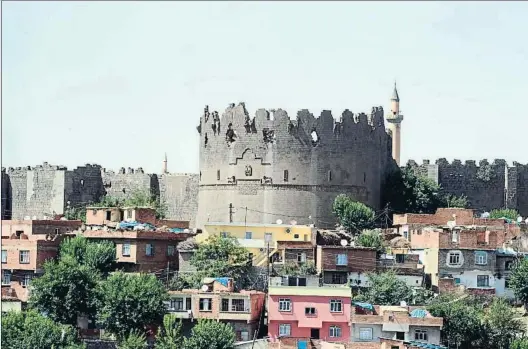  ?? ANADOLU AGENCY / GETTY ?? Riqueza de la humanidadV­ista parcial de la fortaleza de Diyarbakir, declarada patrimonio porla Unesco, en una imagen tomada en el2015