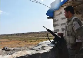  ?? Bild: MARWAN IBRAHIM/TT ?? SOLDATER REDO PÅ BÅDA SIDOR. En kurdisk peshmergas­oldat står posterad i de södra utkanterna i Kirkuk, nära det område där den irakiska militären står uppställd.