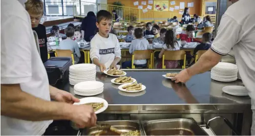  ?? Foto Uroš Hočevar ?? V šolskih kuhinjah hrano zagotavlja­jo skladno s smernicami za preprečeva­nje okužb s koronaviru­som, kar podraži pripravo obrokov.