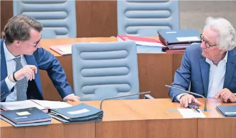  ?? FOTO: DPA ?? Ein Platz bleibt leer: Agrarminis­terin Christina Schulze Föcking saß im Landtag zwischen den Ministern Hendrik Wüst (l./Verkehr) und Stephan Holthoff-Pförtner (Europa, alle CDU).
