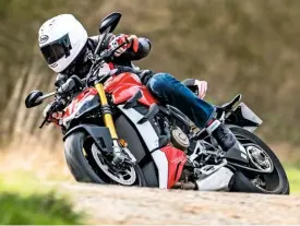  ??  ?? Below: Ducati Streetfigh­ter – a glorious noise