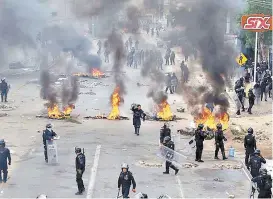  ??  ?? El 19 de junio de 2016 la policía intentó liberar una carretera de Oaxaca.