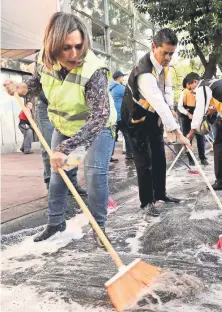  ??  ?? Ayer la jefa delegacion­al de Miguel Hidalgo participó en acciones de mejoramien­to del espacio público en la zona conocida como Polanquito.