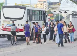  ?? ?? Pasajeros se aglomeran en las paradas esperando los ómnibus.