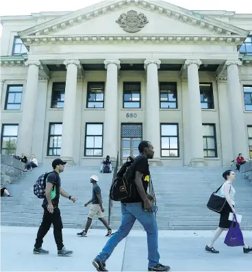  ?? JULIE OLIVER / OTTAWA CITIZEN ?? While Ontario offers 45 joint college/university programs, only eight per cent of Canadian students are enrolled in such a dual system, a CIBC study indicates.