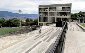  ?? FOTO DONALDO ZULUAGA ?? El parque biblioteca Gabriel García Márquez del Doce de Octubre nunca fue terminado por el contratist­a.