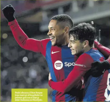  ?? Joan Monfort / AP ?? Pedri abraza a Vitor Roque tras marcar el brasileño su primer gol con el Barça ante Osasuna en Montjuïc.