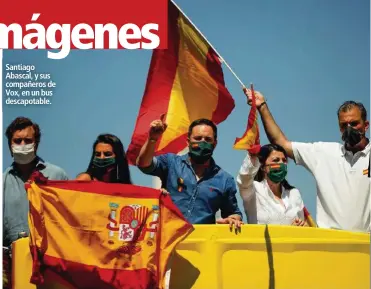  ??  ?? Santiago Abascal, y sus compañeros de Vox, en un bus descapotab­le.