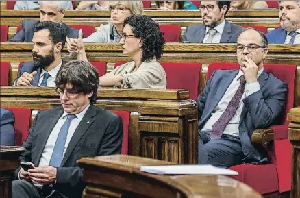  ?? DAVID AIROB ?? Marta Rovira marca el voto a favor a los diputados de ERC en las resolucion­es sobre el caso Palau