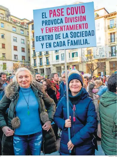  ?? UNANUE / EP ?? Manifestac­ión, ayer en San Sebastián, contra el pasaporte Covid.