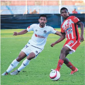  ??  ?? El olimpista Alejandro Reyes le gana el tiempo y el espacio a Elder Torres.