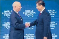  ??  ?? El fundador del Foro Económico Mundial, Klaus Schwab, da la bienvenida al presidente chino Xi Jinping.