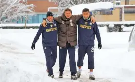  ??  ?? Campionato 2008-09, ritiro dell’Inter ad Appiano Gentile. Da sinistra, il brasiliano Andrade Maxwell, Marco Dellacasa e l’argentino Walter Samuel.