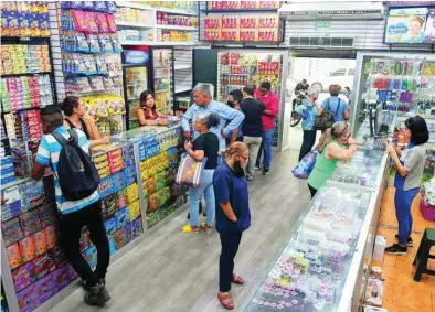  ?? EFE ?? Varias personas acuden a comprar a una tienda en Caracas (Venezuela)