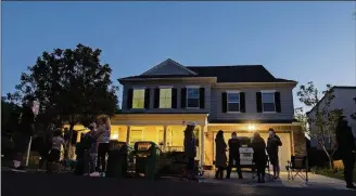  ?? GINA FERAZZI/LOS ANGELES TIMES/TNS ?? As dusk falls on Haijun Si’s home, neighbors gather in front to form a nightly security detail. “I’m so thankful for my neighbors,” he said.