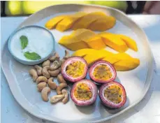  ?? FOTOS (4): DPA ?? Vegane und vegetarisc­he Küche mit viel Obst ist in vielen Restaurant­s in Ho-Chi-Minh-Stadt zum Lifestyle geworden.