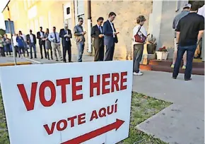  ??  ?? EL NÚMERO de latinos que acude a las urnas crece en cada contienda