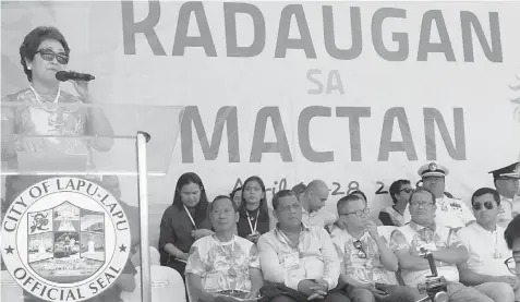  ?? JOY TORREJOS ?? Lapu-Lapu City Mayor Paz Radaza delivers a speech during the Kadaugan sa Mactan celebratio­n yesterday.