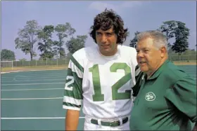  ?? ASSOCIATED PRESS FILE ?? Joe Namath talks with Jets coach Weeb Ewbank during training camp in 1970.