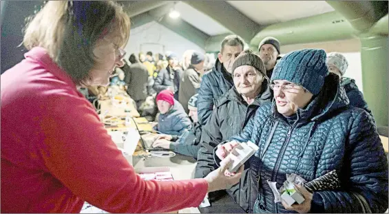 ?? Foto Ap ?? ▲ El gobierno ucranio distribuye insumos en uno de los “Puntos de invencibil­idad” en la ciudad de Jersón.