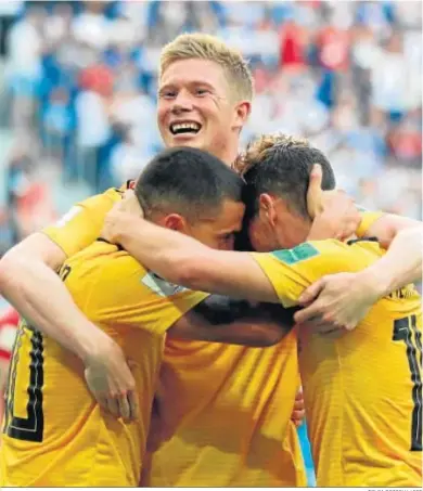  ?? TOLGA BOZOGLU / EFE ?? Mertens, Hazard y de Bruyne celebran el tanto de la tranquilid­ad.