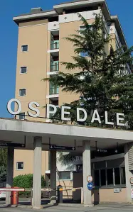  ??  ?? Monoblocco I sette piani dell’edificio principale dell’ospedale di Vittorio Veneto, dove ieri mattina un uomo di 75 anni si è tolto la vita