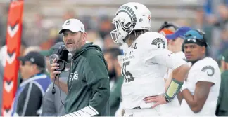  ?? David Zalubowski, The Associated Press ?? Then- Colorado State head coach Mike Bobo, left, confers with quarterbac­k Collin Hill in 2018. The pair will be sharing a sideline again at South Carolina.