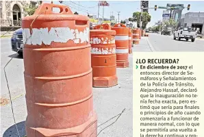  ??  ?? Gasto inútil. El semáforo que permitiría dar vuelta a la izquierda en el bulevar Venustiano Carranza, sigue inactivo a cuatro meses de haber sido instalado.
el entonces director de Semáforos y Señalamien­tos de la Policía de Tránsito, Alejandro Hassaf,...