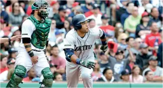  ?? AP ?? Robinson Canó observa la trayectori­a del palo que pegó ayer en Boston.