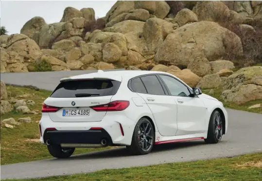  ??  ?? El pequeño spoiler en el portón del BMW es un extra que cuesta 300 euros. Las llantas de 18 pulgadas oscurecida­s vienen de serie en esta ocasión.