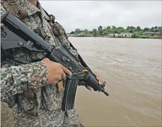  ?? ERNESTO GUZMÁN / EFE ?? Fuerzas. Un soldado monta guardia en Iscuandé, en el departamen­to de Nariño, fronterizo con Ecuador.