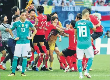  ?? REUTERS ?? Mesut Ozil’s look says it all after South Korea's Kim Younggwon scored their first goal against defending champions Germany at the Kazan Arena on Wednesday.