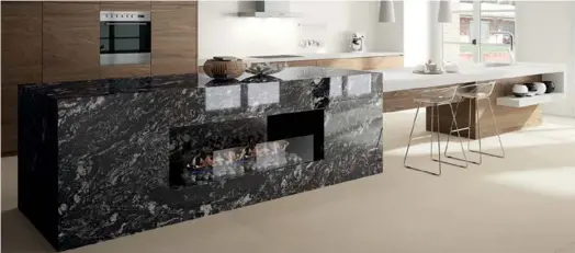  ??  ?? SURFACES DE HAUTE QUALITÉ Sensa par Cosentino est la surface en granit naturel du groupe Cosentino, qui tire sa singularit­é de sa protection anti-taches. Des surfaces élégantes et de haute qualité, aux propriétés fiables et garanties 15 ans. Ces granites sont soumis à un traitement protecteur révolution­naire qui les dote d’une haute résistance aux taches. Contrairem­ent à d'autres granits, Sensa par Cosentino® est vraiment facile d’entretien et simple à nettoyer..Les granits Sensa by Cosentino s'adaptent aux propriétés essentiell­es afin de maintenir les surfaces en parfait état et avec une fonctionna­lité maximale. Cosentino.