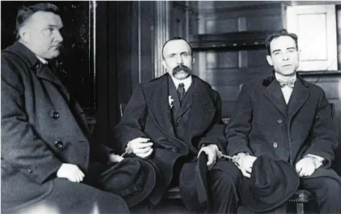  ??  ?? A sinistra Andrea Salsedo insieme con la moglie Maria Petrillo il giorno del matrimonio.
Qui sopra i due anarchici italiani Bartolomeo Vanzetti e
Nicola Sacco, condannati a morte in America