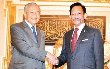  ??  ?? Dr Mahathir (left) shaking hands with Sultan Hassanal Bolkiah of Brunei at Istana Nurul Iman in Bandar Seri Begawan yesterday. -Bernama photo