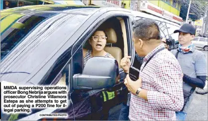  ?? CONTRIBUTE­D PHOTO ?? MMDA supervisin­g operations officer Bong Nebrija argues with prosecutor Christine Villamora Estepa as she attempts to get out of paying a P200 fine for illegal parking.