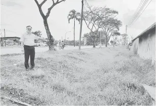  ??  ?? AMAT DIKESALI: Lo menunjukka­n rumput panjang yang belum dipotong di jalan persekutua­n di bawah MPP atas kekangan peruntukan.