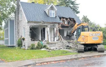  ?? PHOTO TIRÉE DE FACEBOOK ?? Les membres du groupe Facebook « Résident.e.s de Longueuil pour un urbanisme cohérent » ont choisi de publier des photos d’une maison démolie de la rue Grant dans le Vieux-longueuil pour sensibilis­er la population aux règles d’urbanisme.