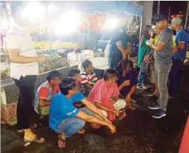  ??  ?? Suspek ditahan bersama peniaga dalam serbuan Ops Cantas di Pasar Borong Selayang, kelmarin.