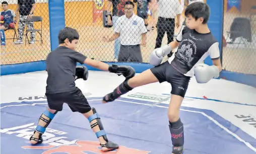  ?? FOTOS: ?? Los peleadores en categorías menores mostraron un buen nivel en cada combate.