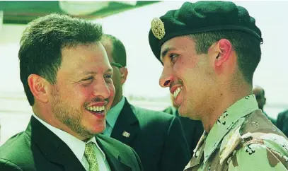  ?? AP ?? El rey Abdalá II de Jordania conversa con su hermanastr­o, el príncipe Hamzah Bin Husein en una imagen de abril de 2001