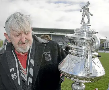  ?? JOHN KIRK-ANDERSON/STUFF ?? Canterbury Rugby League life member Bill Whitehead with the Rugby League Trophy before the 2009 national provincial premiershi­p final.