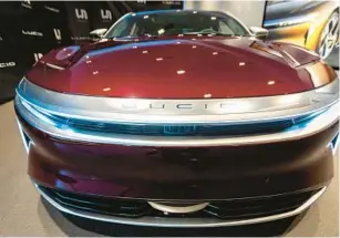  ?? D.A. VARELA/THE MIAMI HERALD ?? A front view of the Lucid Air Grand Touring model at the Brickell Studio showroom for Lucid, a new high-end electric car company with a showroom in Brickell City Centre in Miami.