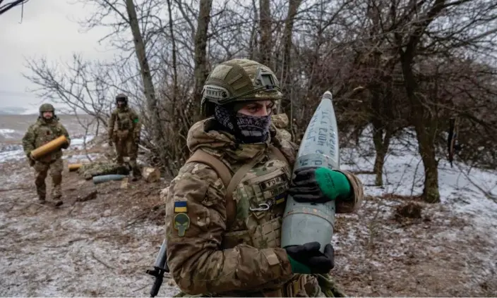  ?? Photograph: Marko Đurica/Reuters ?? Members of Ukrainian artillery teams prepare to fire toward Russian positions in Bakhmut. António Guterres said the world was walking towards a wider war with its ‘eyes wide open’.