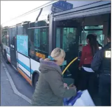  ?? (DR) ?? L’agression s’est produite dans un bus de Ligne d’Azur, vendredi soir, à l’ouest de Nice. Hier sur cette même ligne, des policiers ont procédé à des contrôles des titres de transport.