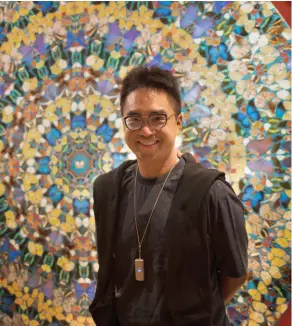  ??  ?? « L’art est un voyage ». Adrian Cheng devant une nouvelle acquisitio­n – « Soulful » de Damien Hirst – pour K11 Musea, à Hongkong, en septembre 2020.