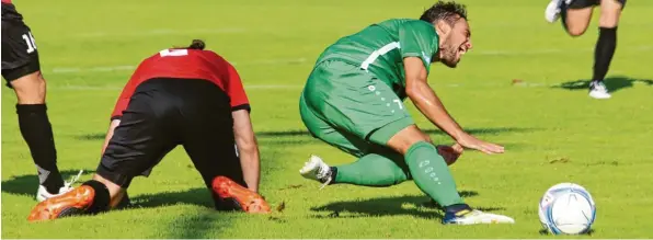  ?? Foto: Klaus Jais ?? Nach zwei Spielen ohne ihn erwarten Nördlingen­s erfolgreic­hsten Mittelfeld­mann wieder harte Zweikämpfe: Philipp Buser (im grünen Trikot).