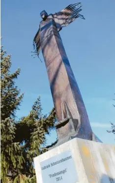  ?? Foto: Michael Lindner ?? Der Friedensen­gel bei der Versöhnung­skirche Lagerlechf­eld wurde 2014 als erste Station des Friedenswe­gs eingeweiht.