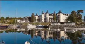  ??  ?? Le grand hôtel de Saltjobade­n à proximité de la marina. Elle abrite le Yacht Club Royal de Suède ; c’est une base idéale pour aller visiter Stockholm à 20 mn en train.