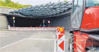  ?? FOTO: RIMKUS ?? Schäden am Beton und an den Acrylschei­ben über dem Portal: Der Tunnel der Südtangent­e wird saniert.